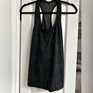 Vuori Lux Performance Tank 
Size L
